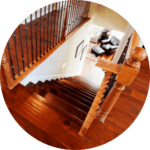vue de l’étage d’une descente d'escalier en bois franc dans une maison