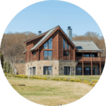 vue complète sur une grande maison en bois rond