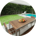 mobilier de jardins en bois sur le patio d’une cour extérieure avec piscines creusé