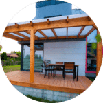 superbe patio avec table à manger et pergola attenant à la maison