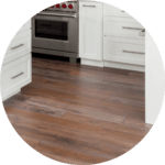 plancher de cuisine en bois franc avec des armoires de cuisines blanches