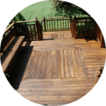 belles grandes terrasses en bois avec escalier menant au terrain gazonné