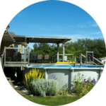 terrasses de piscine en bois avec pergola et magnifique piscine hors terre